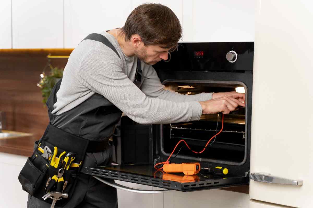 service-maintenance-worker-repairing Wollongong Suburbs We Service