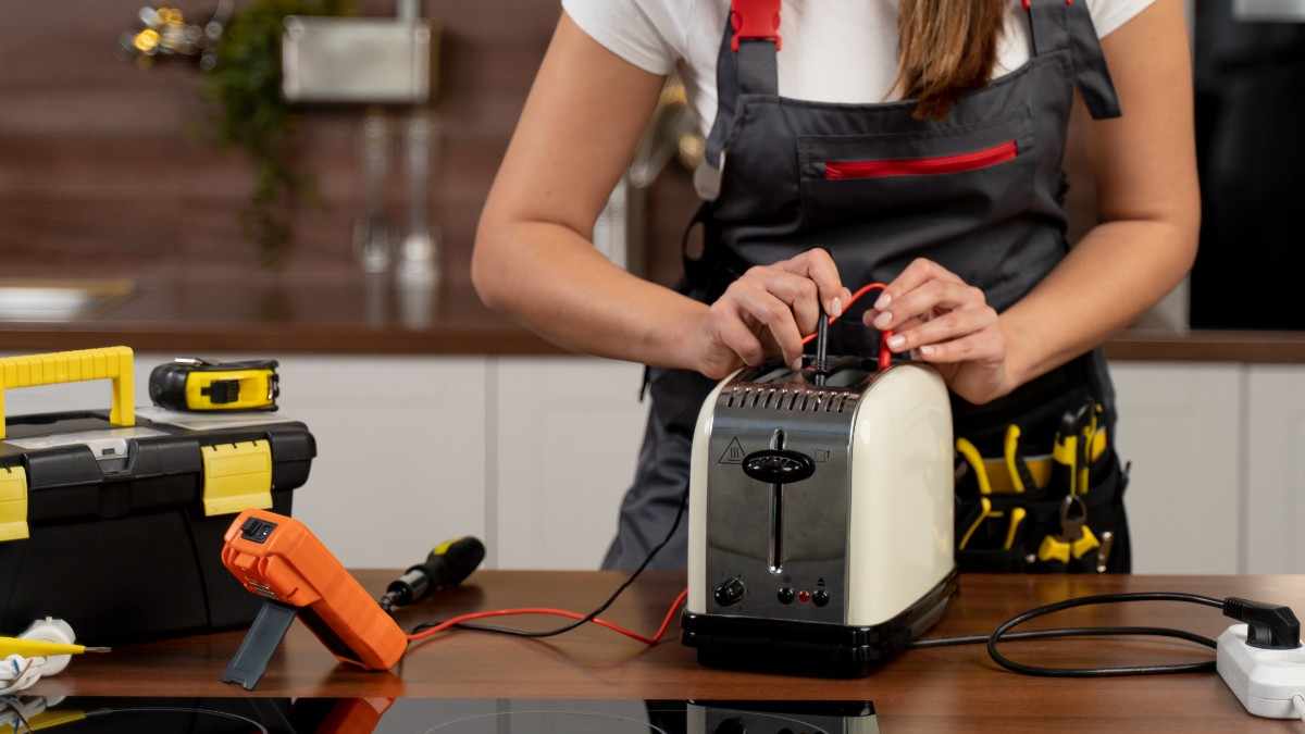 service-maintenance-worker-repairing Local Areas We Service Around Kiama